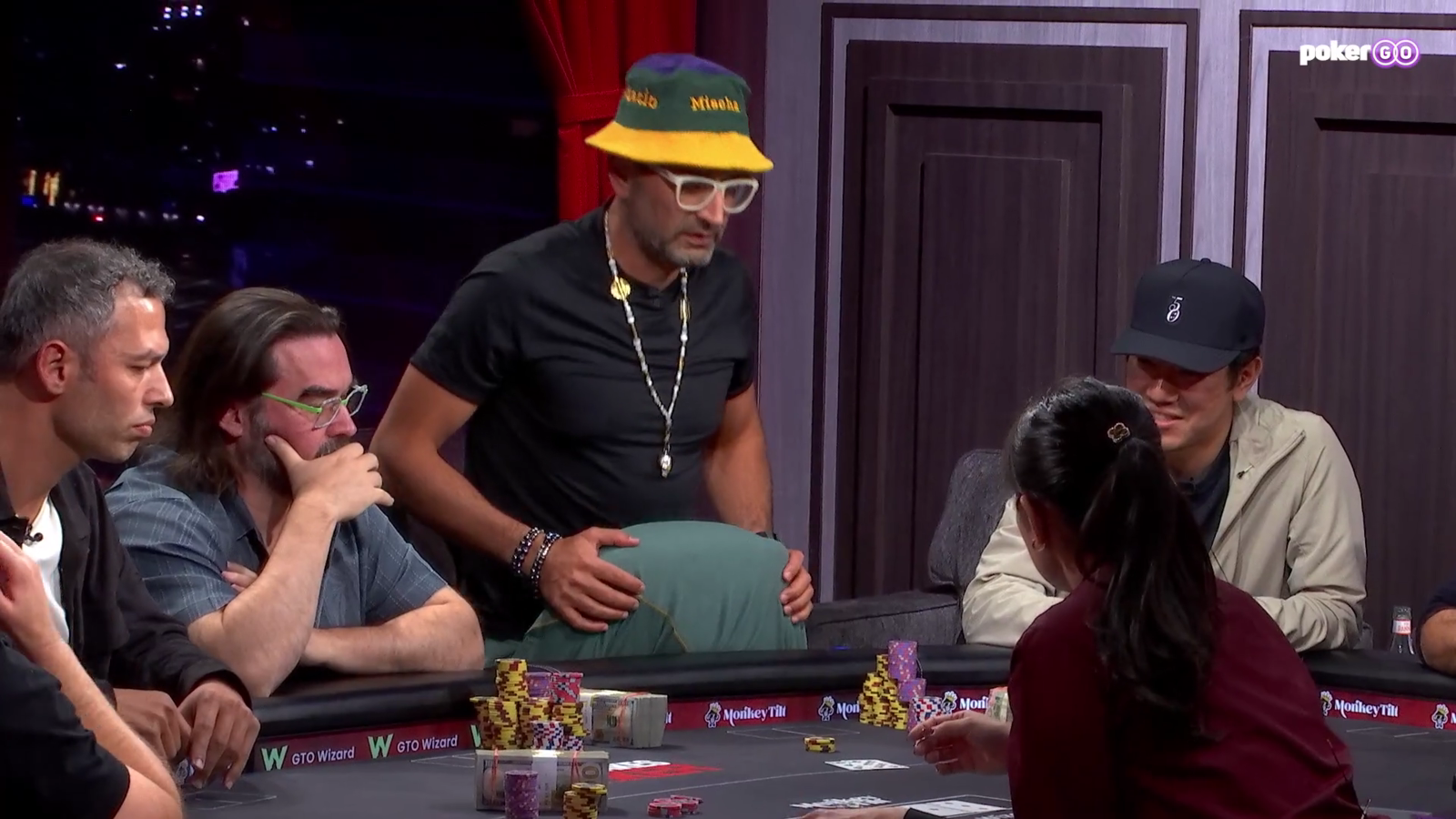 Antonio Esfandiari ชนะเดิมพันสุดตื่นเต้นในรายการ High Stakes Poker รับเงินรางวัลกว่า 824,000 ดอลลาร์