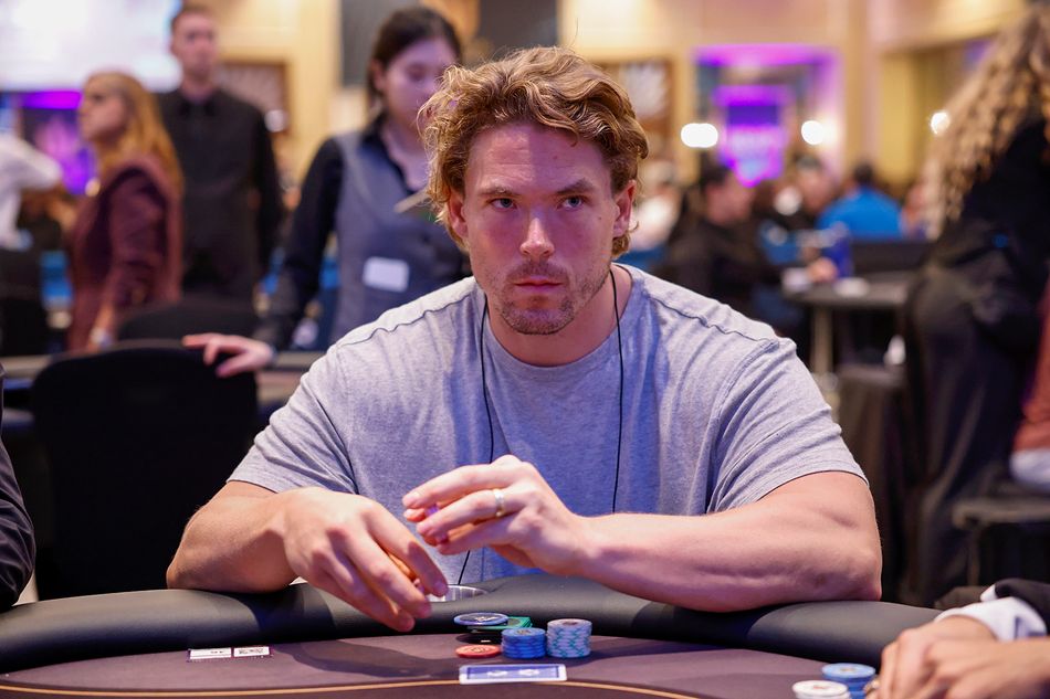 นักโป๊กเกอร์สมัครเล่นได้พบกับฮีโร่และสร้างผลงานร้อนแรงที่ WSOP