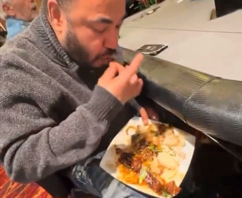 กินอาหารบนโต๊ะโป๊กเกอร์ ควรจะถูกห้ามหรือไม่?