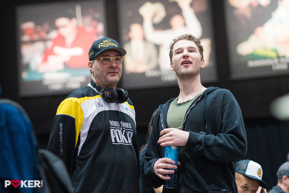 ทีม Hellmuth พ่อลูกโชว์ฟอร์มเข้ารอบสุดท้ายโต๊ะเดียวกันในวันเดียว