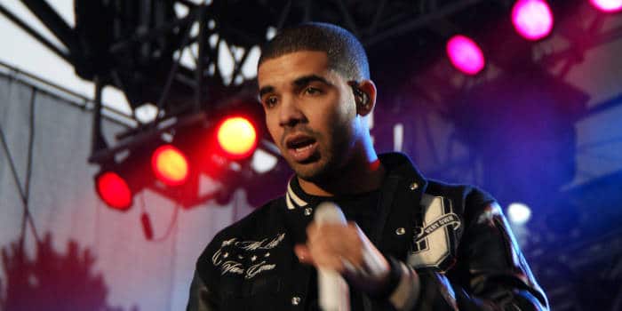 ดรake (Drake) และอดิน รอสส์ (Adin Ross) ตกเป็นเป้าคดีความข้อกล่าวหาโปรโมตการพนันผิดกฎหมาย