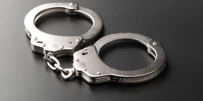 หญิงสาวใช้สเปรย์พริกไทยจี้ร้านฟาสต์ฟู้ดเพื่อได้เงินไปเล่นพนัน