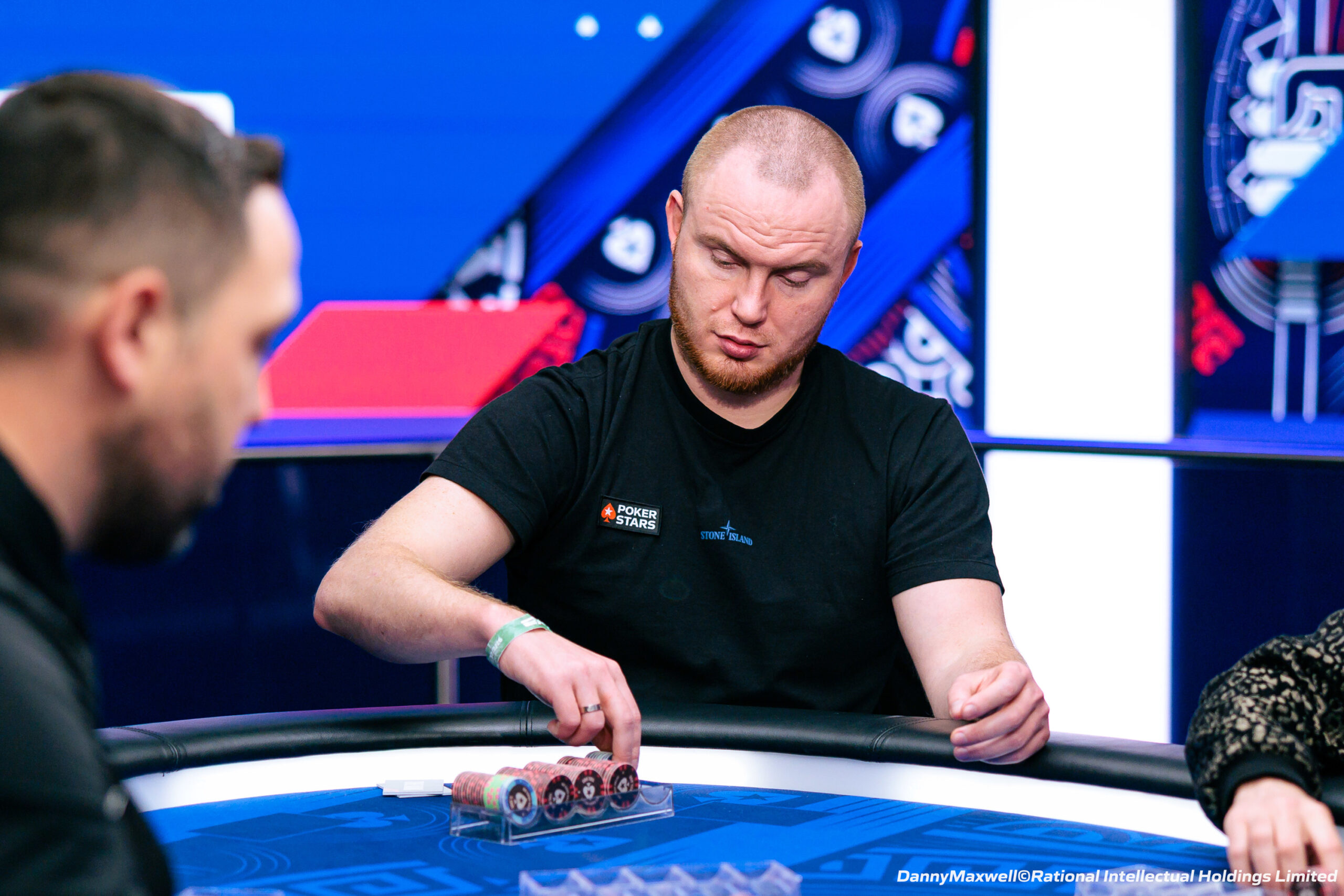 ยูเครน Nazar Buhaiov นำเป็นจ่าฝูงในรอบ 16 คนสุดท้าย EPT Paris Main Event