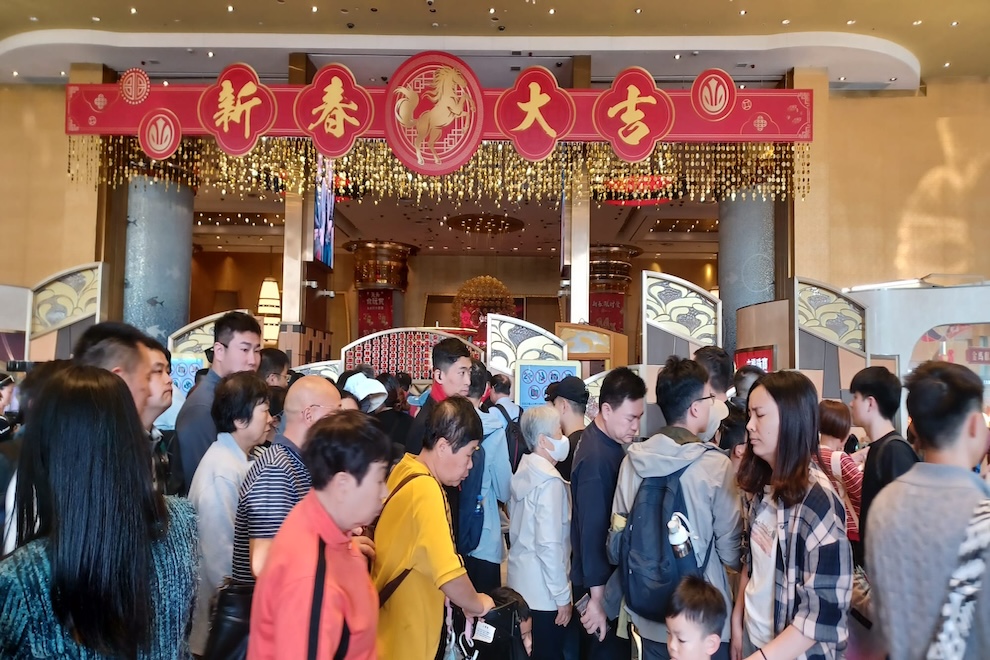 การจราจรนักพนันบนพื้นคาสิโนหลักในมาเก๊าปานกลางในวันที่ 6 ของเทศกาลตรุษจีน