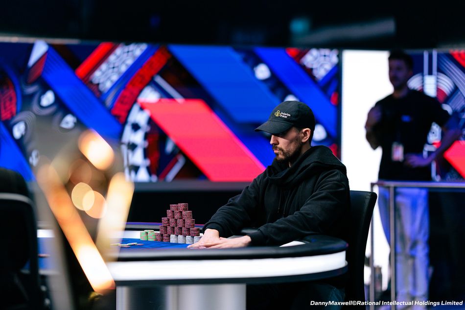 งานมือแห่งสัปดาห์: สถานการณ์ก่อนฟลอปสุดบ้าทำให้เกิดดับเบิลน็อคเอาท์ที่ EPT ปารีส